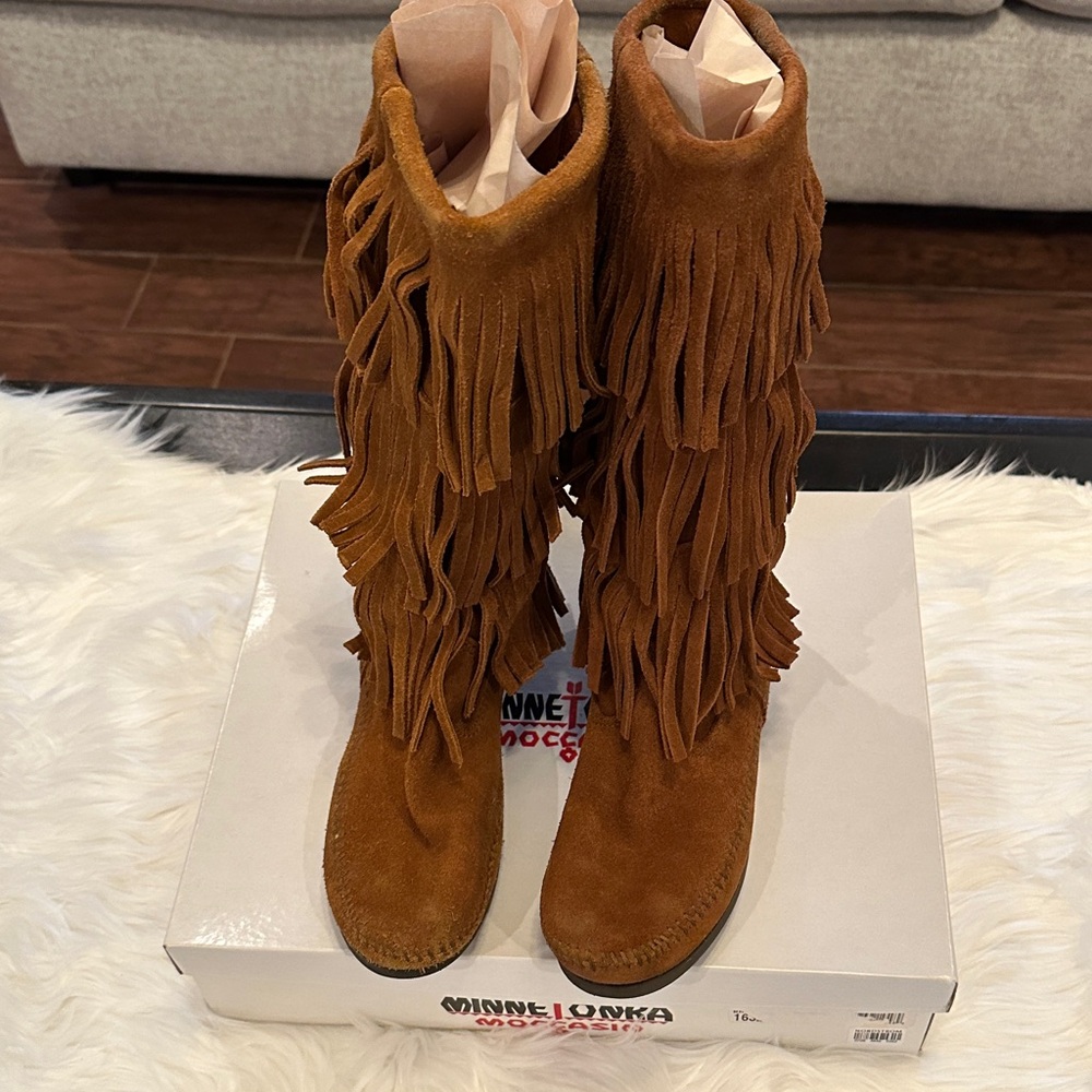Minnetonka Women's Tan Suede Fringe Boots